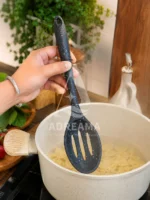 کفگیر بیضی شیاردار سیلیکونی نسوز شنگیا