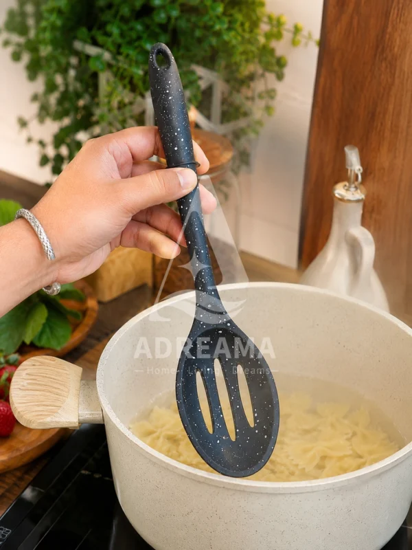 کفگیر بیضی شیاردار سیلیکونی نسوز شنگیا