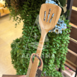 کفگیر چوبی شیاردار قوس‌دار