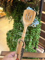 کفگیر چوبی شیاردار قوس‌دار